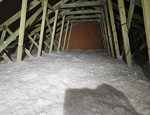 Zateplení stropu novostavby rodinného domu pomocí foukané izolace